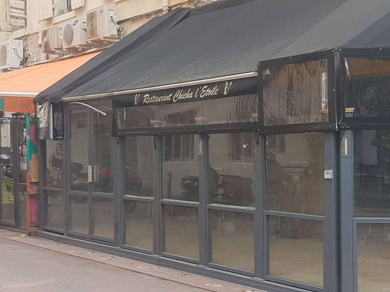 Vente, Confection sur mesure et pose d'une couverture de terrasse d'un restaurant à Marseille