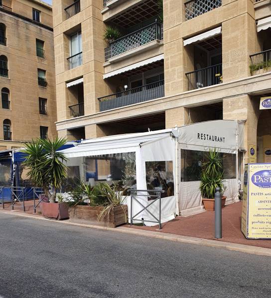 Vente et pose de fermeture de terrasse sur mesure d'un restaurant sur le Vieux-Port à Marseille