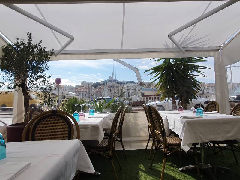 Vente et pose de fermeture de terrasse sur mesure d'un restaurant sur le Vieux-Port à Marseille