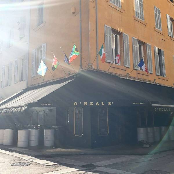 Vente et pose de fermeture de terrasse sur mesure d'un restaurant sur le Vieux-Port à Marseille